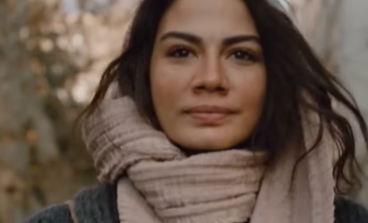 Farah con foulad attorno al collo