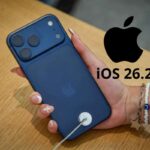 iPhone 17 sul dorso e logo Apple con scritta iOS 26.2