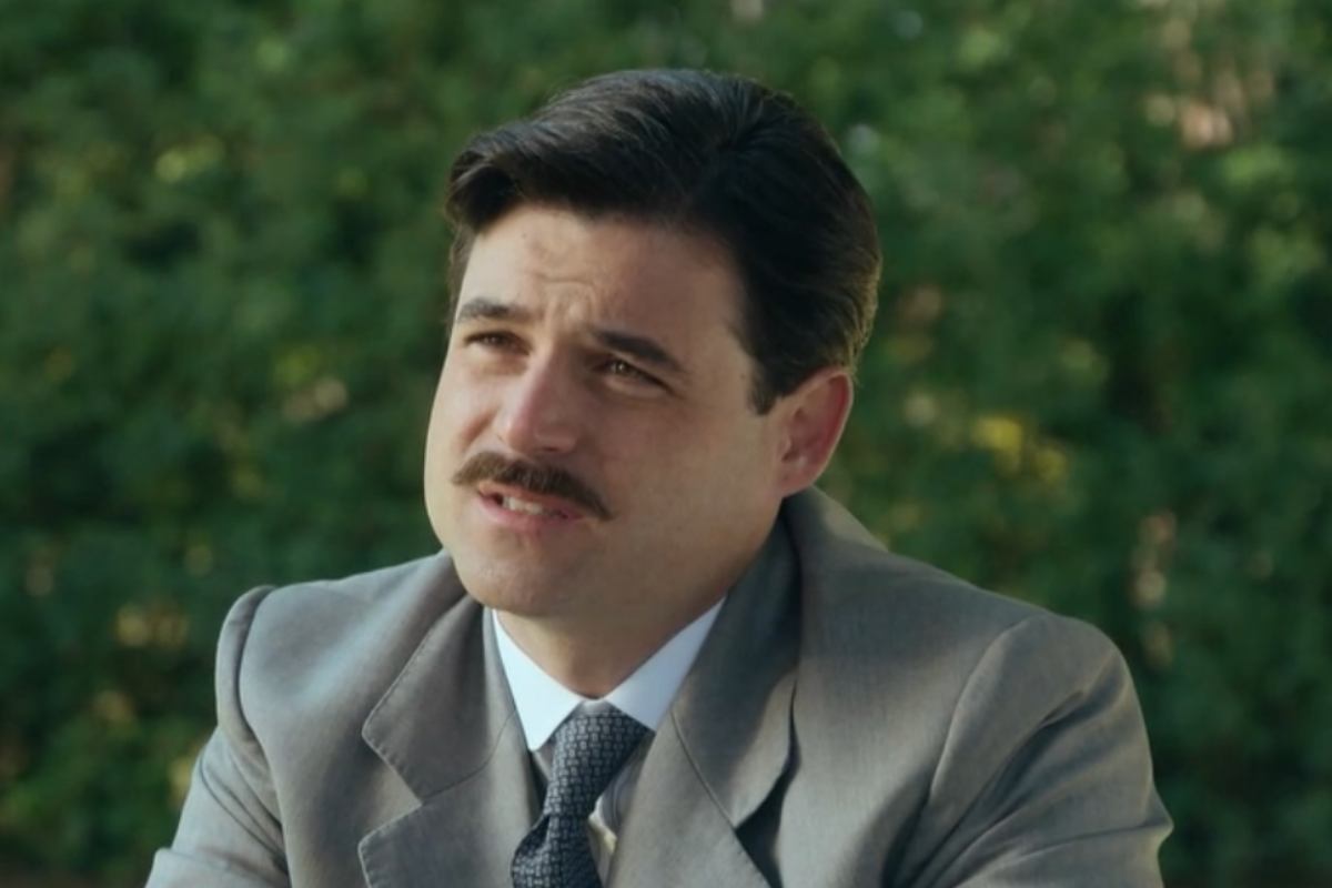 Manuel che parla in giardino