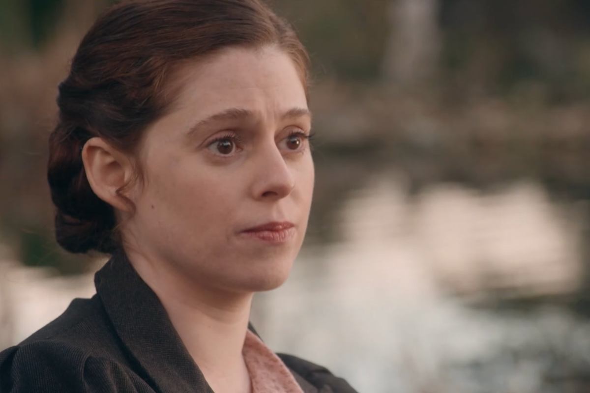 Maria con espressione seria