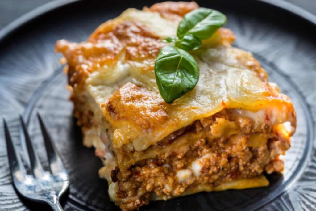 fetta di lasagna con ragù e besciamella