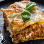 fetta di lasagna con ragù e besciamella