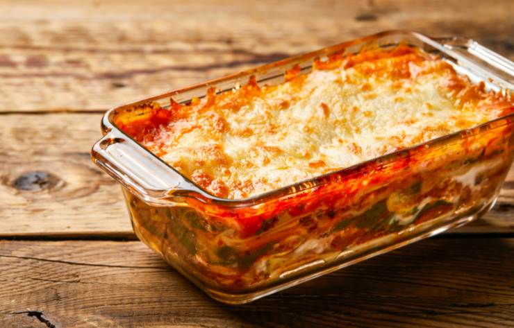 teglia di lasagna con sugo e besciamella