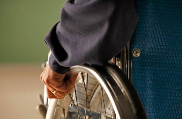 persona sulla sedia a rotelle