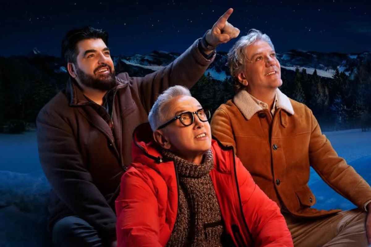 Bruno Barbieri, Antonino Cannavacciuolo e Giorgio Locatelli che guardano verso l'alto e sorridono