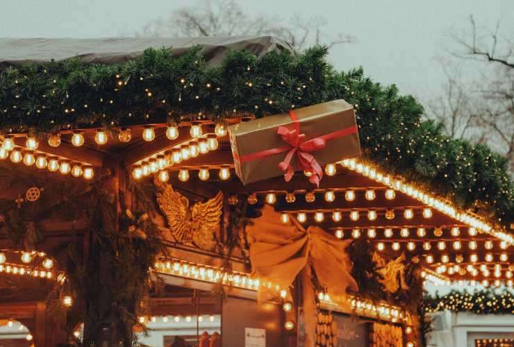 casetta in legno dei mercatini natalizi