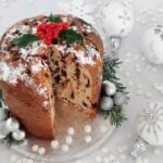 panettone circondato da decorazioni natalizie
