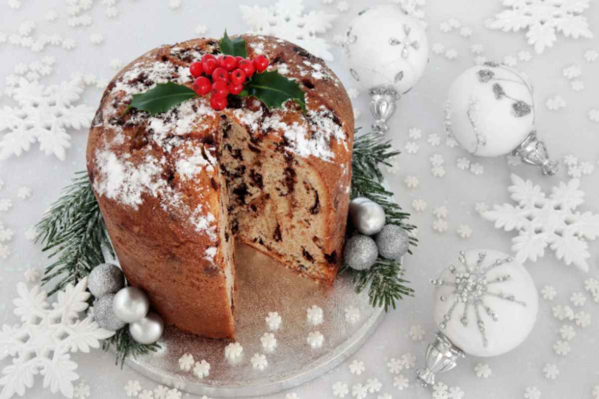 panettone circondato da decorazioni natalizie