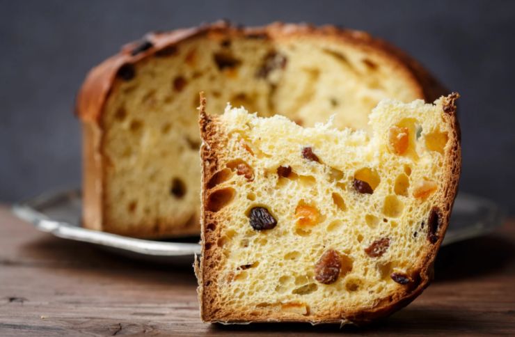 fetta di panettone con uvetta e canditi