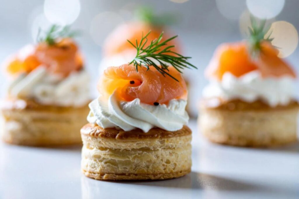 voulevant con formaggio cremoso e salmone affumicato