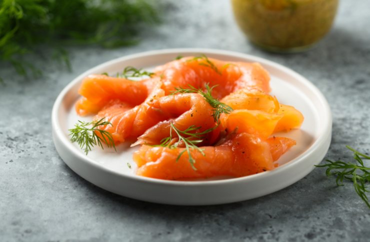 salmone affumicato a fette su un piatto