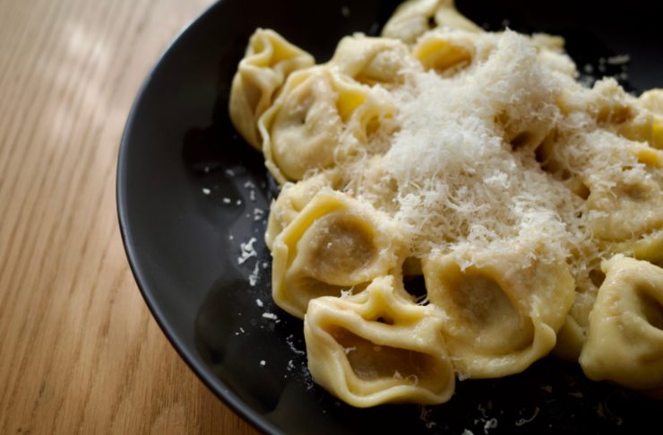 tortellini conditi con burro e parmigiano