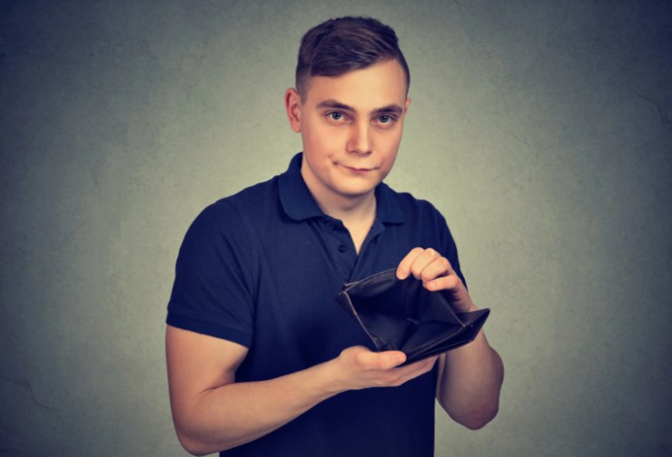 uomo con in mano un portafoglio vuoto