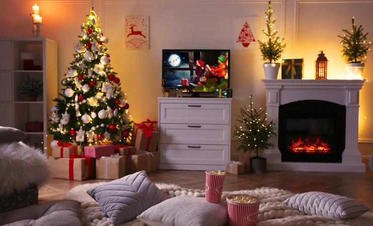 Soggiorno con albero di Natale e TV con film natalizio