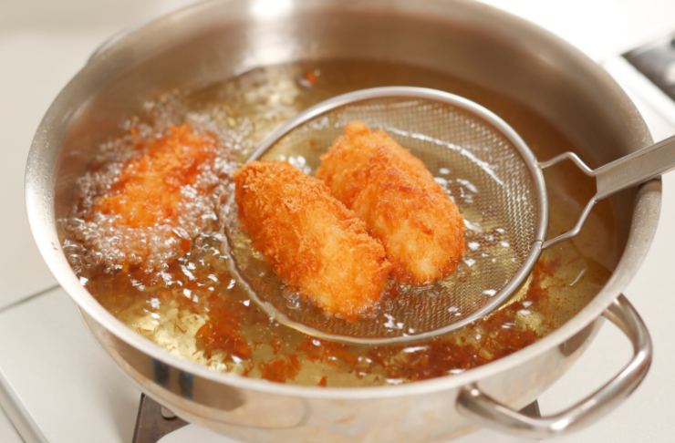 persona che frigge delle crocchette