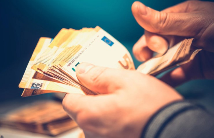 persona che conta delle banconote