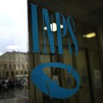 vetrata di un ufficio dell'Inps