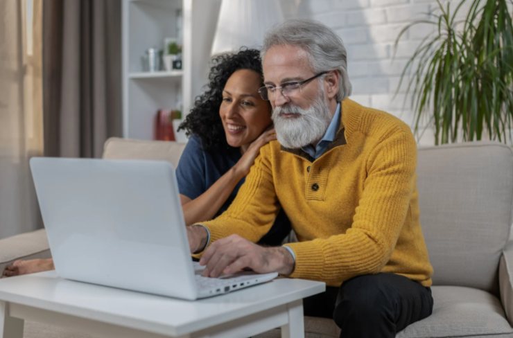 uomo e donna seduti davanti al computer