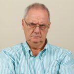 uomo anziano con espressione arrabbiata