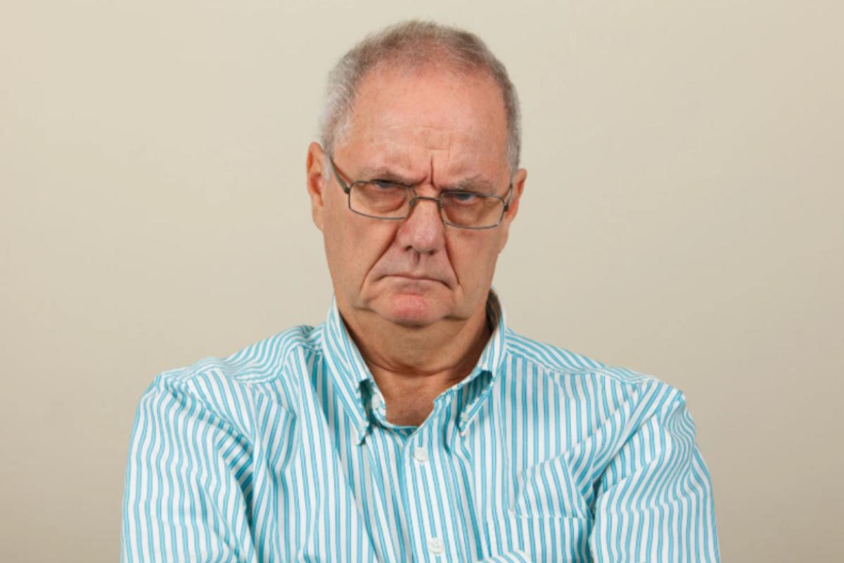 uomo anziano con espressione arrabbiata