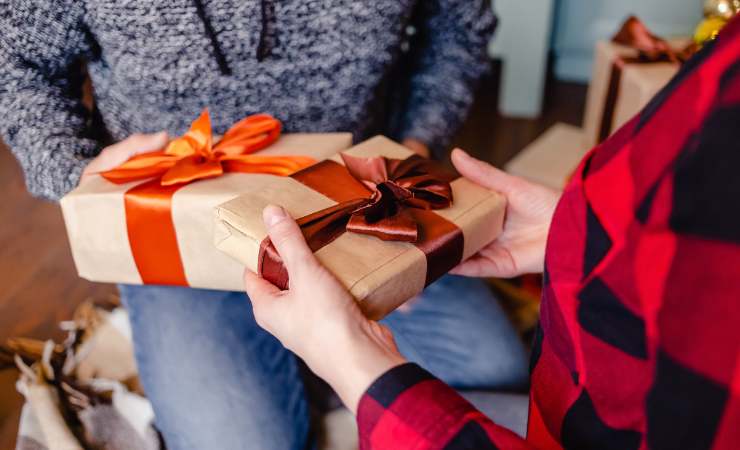 due persone che si scambiano regali