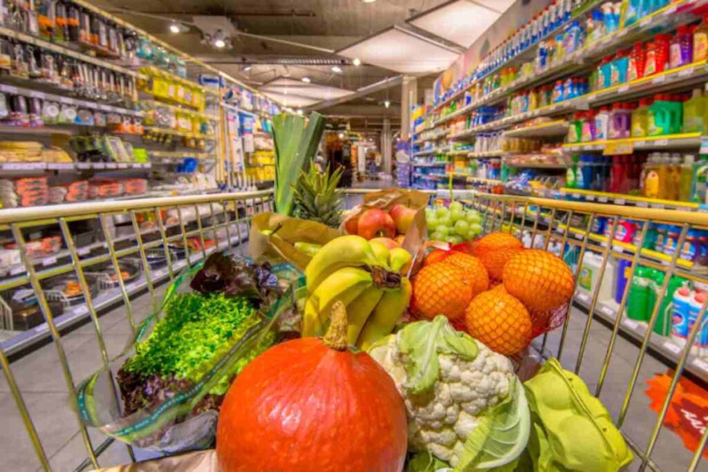 persona al supermercato con tanti ortaggi nel carrello