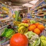 persona al supermercato con tanti ortaggi nel carrello
