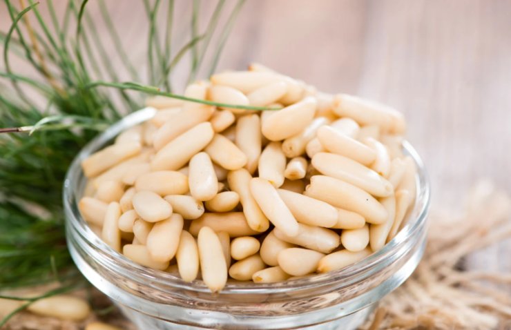 ciotolina di vetro piena di pinoli