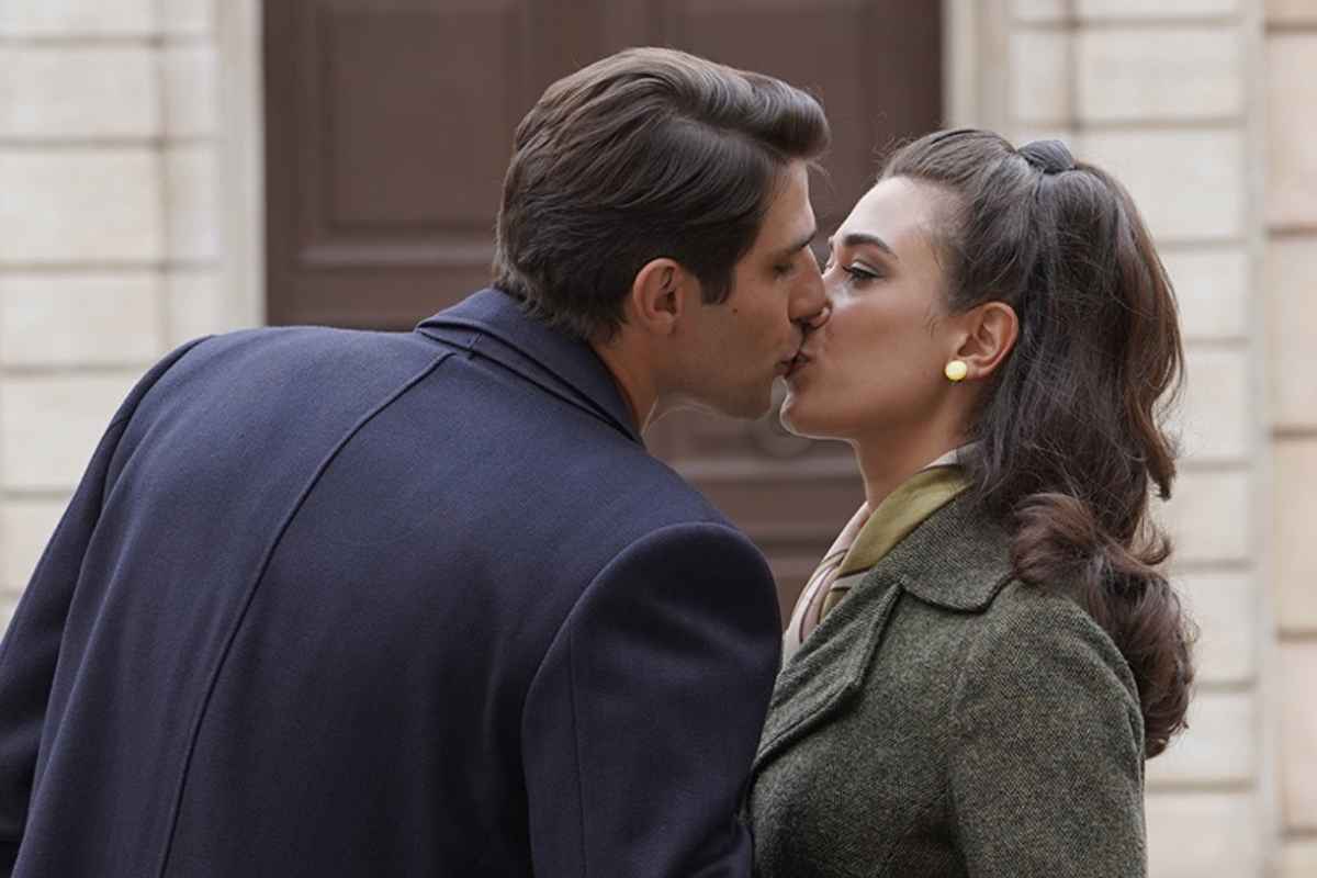 Rosa e Marcello che si baciano