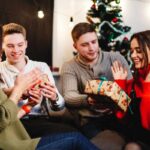 amici che si scambiano regali di Natale