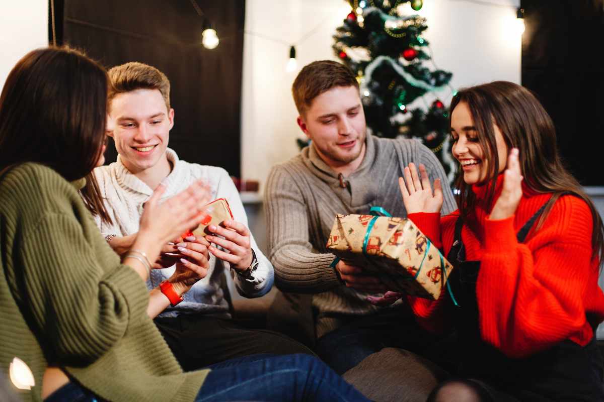amici che si scambiano regali di Natale