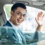 uomo che saluto in auto