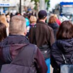 persone che aspettano l'autobus