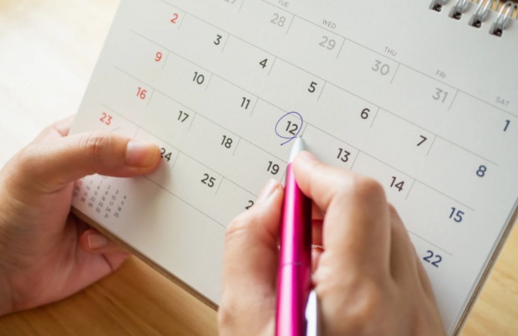 persona che segna una data sul calendario