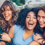 tre ragazze sorridenti