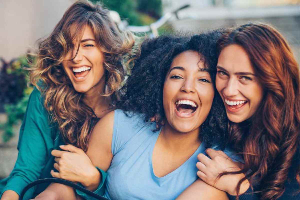 tre ragazze sorridenti