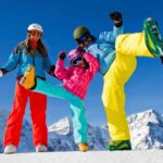 famiglia di tre persone in settimana bianca