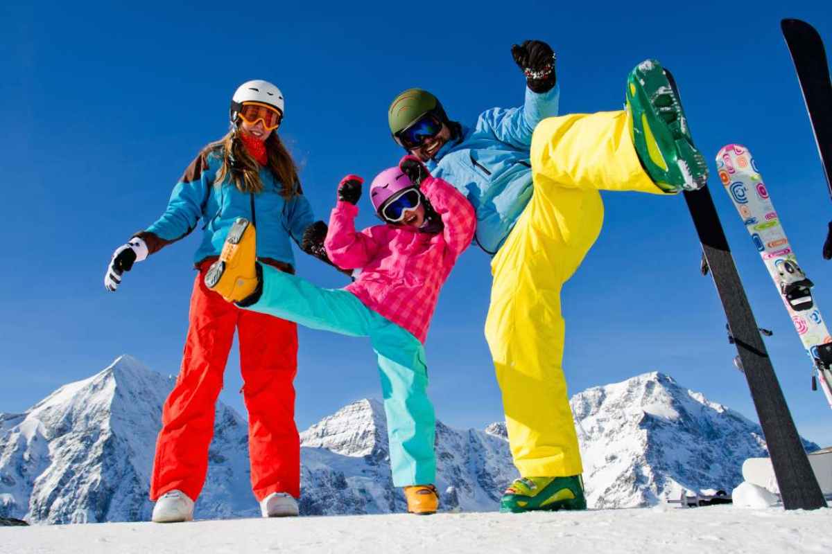 famiglia di tre persone in settimana bianca