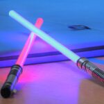 Due spade laser rossa e verde rispettivamente incrociate