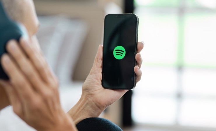 persona che ascolta musica su Spotify su smartphone