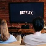 Un uomo e una donna che guardano Netflix sul divano