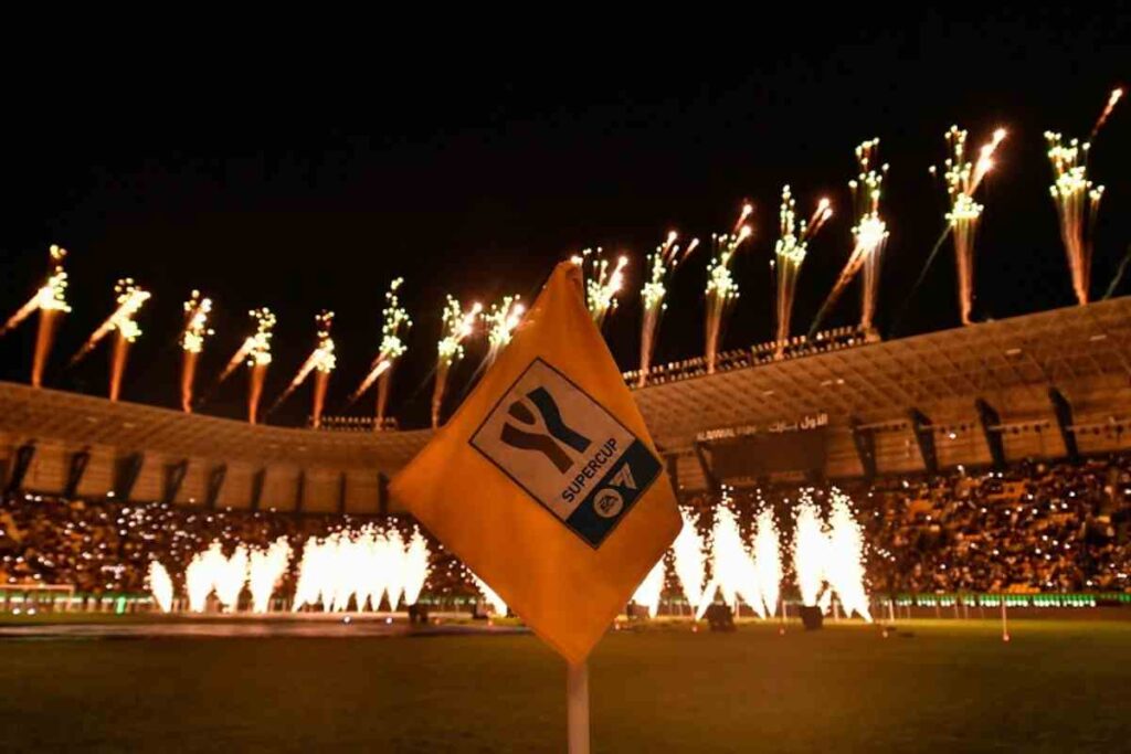 Logo della Supercoppa Italiana su una bandierina del corner