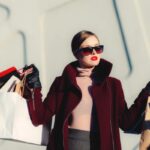 donna piena di borse da shopping