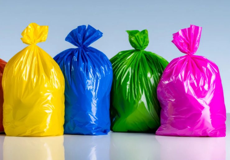 sacchetti dei rifiuti di diversi colori