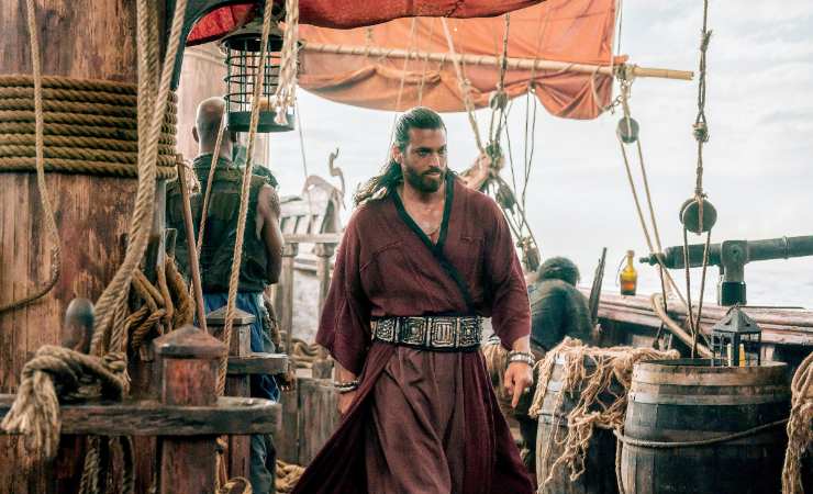 Sandokan con espressione seria sulla nave