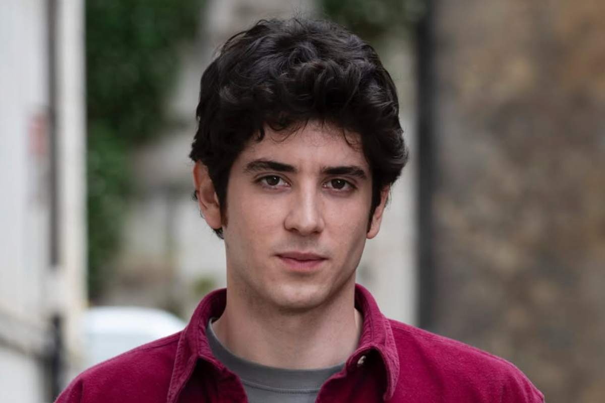 Simone con espressione rilassata