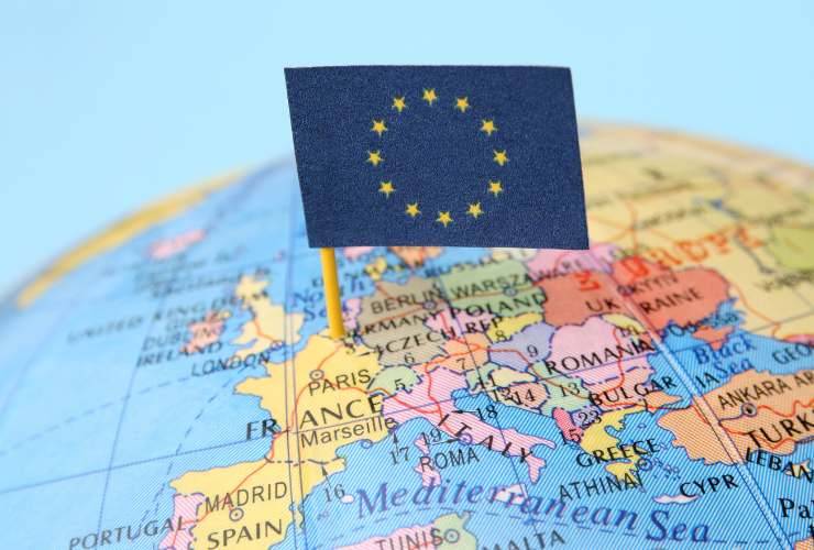 Mappamondo e bandiera europea