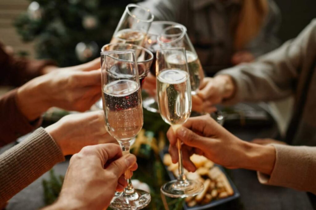 persone che brindano con dei calici di spumante