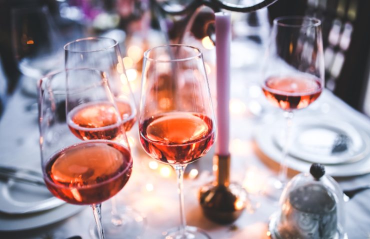 calici di vino rosato su un tavolo apparecchiato